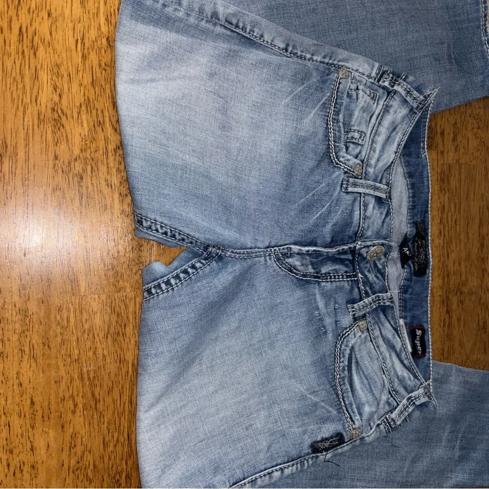 Stylish women’s Silver Jean co. Aiko mid light denim capris. - Picture 4 of 7